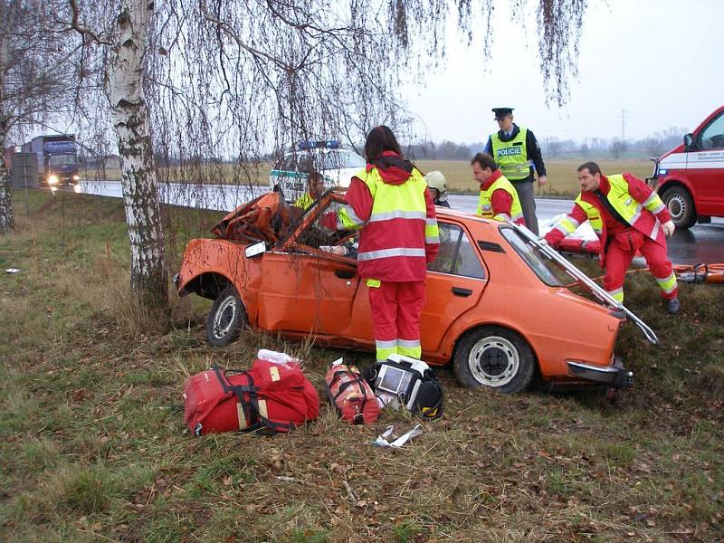 Dopravní nehoda u Obědovic na Hradecku. Řidič osobního vozidla Škoda 105 L vyjel mimo vozovku a narazil do stromu. Těžce zraněný řidič zůstal zaklíněn v troskách zcela zničeného vozu.