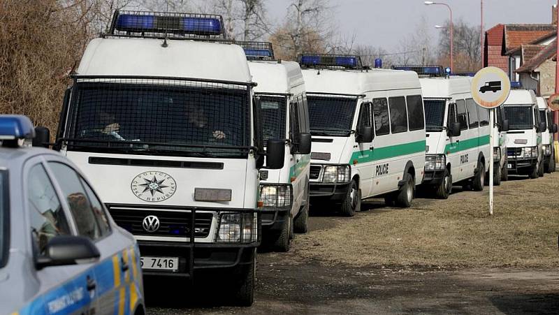 V Novém Bydžově se střeli přívrženci Dělnické strany sociální spravedlnosti s Romy. Došlo také na potyčky s policisty.