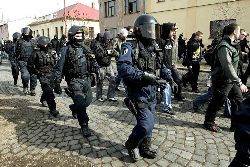 V Novém Bydžově se střeli přívrženci Dělnické strany sociální spravedlnosti s Romy. Došlo také na potyčky s policisty.