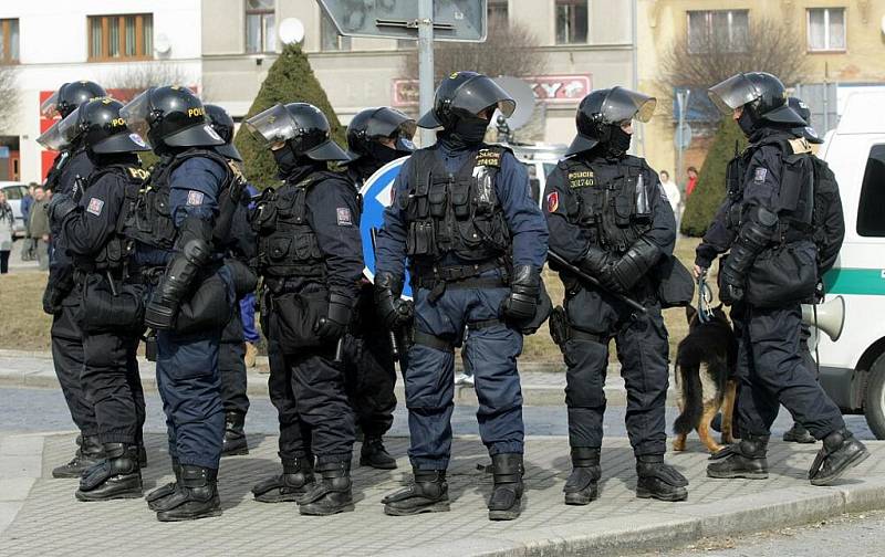 V Novém Bydžově se střeli přívrženci Dělnické strany sociální spravedlnosti s Romy. Došlo také na potyčky s policisty.