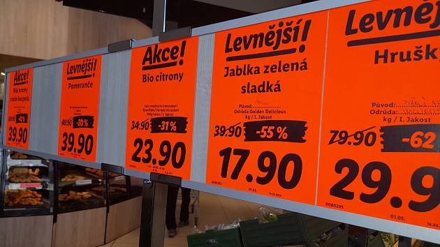 Jablka v českých supermarketech zlevnila. Evropské ceny snížila válka na Ukrajině a současně polská nadprodukce.