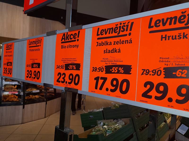 Jablka v českých supermarketech zlevnila. Evropské ceny snížila válka na Ukrajině a současně polská nadprodukce.