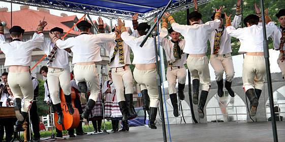 Na Folklorním festivalu Pardubice - Hradec Králové  se představilo 16 souborů.