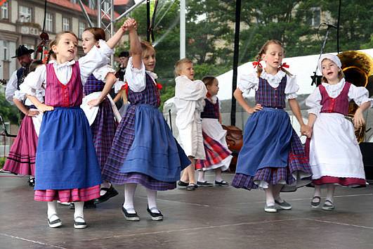 Na Folklorním festivalu Pardubice - Hradec Králové  se představilo 16 souborů.