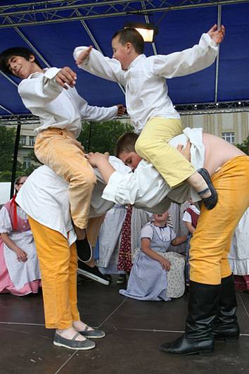 Na Folklorním festivalu Pardubice - Hradec Králové  se představilo 16 souborů.