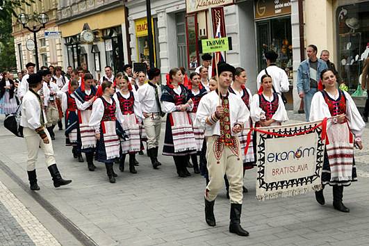 Na Folklorním festivalu Pardubice - Hradec Králové  se představilo 16 souborů.