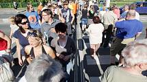 Obyvatelům Nového Města u Chlumce n. C. došla trpělivost. V pondělí 25. května na půl hodiny zablokovali dopravu chozením po přechodu.