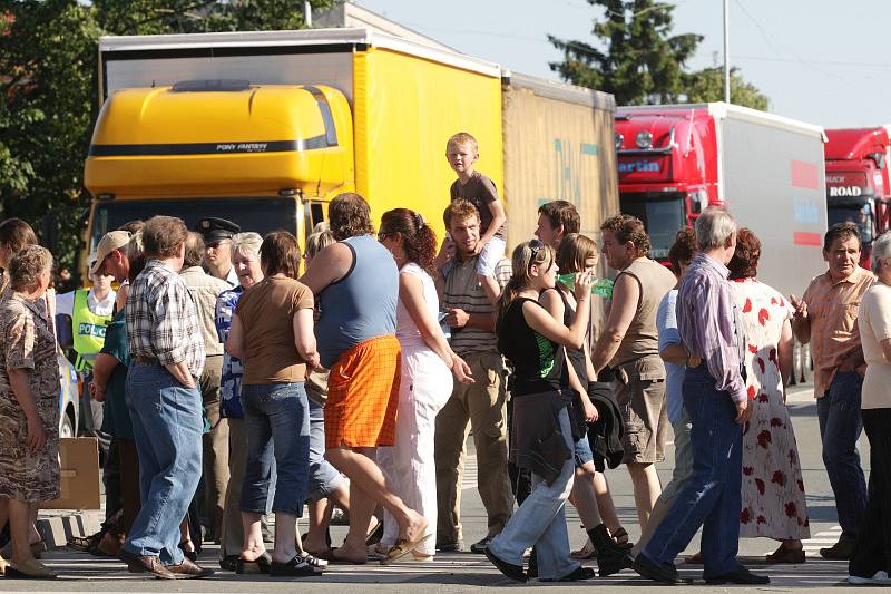 Obyvatelům Nového Města u Chlumce n. C. došla trpělivost. V pondělí 25. května na půl hodiny zablokovali dopravu chozením po přechodu.