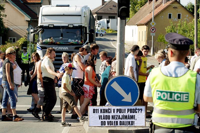 Obyvatelům Nového Města u Chlumce n. C. došla trpělivost. V pondělí 25. května na půl hodiny zablokovali dopravu chozením po přechodu.