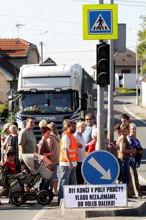 Obyvatelům Nového Města u Chlumce n. C. došla trpělivost. V pondělí 25. května na půl hodiny zablokovali dopravu chozením po přechodu.