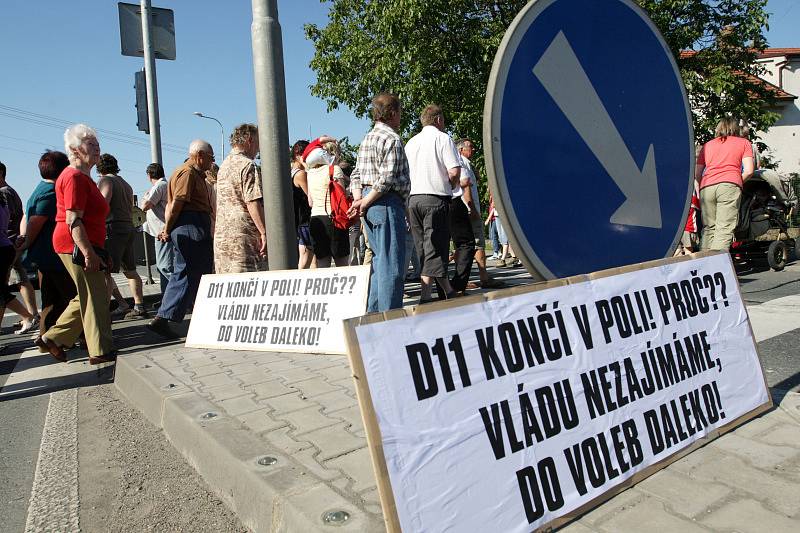 Obyvatelům Nového Města u Chlumce n. C. došla trpělivost. V pondělí 25. května na půl hodiny zablokovali dopravu chozením po přechodu.