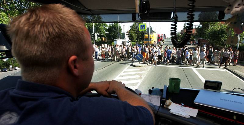 Obyvatelům Nového Města u Chlumce n. C. došla trpělivost. V pondělí 25. května na půl hodiny zablokovali dopravu chozením po přechodu.