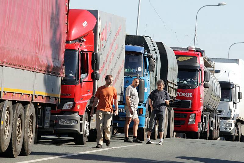 Obyvatelům Nového Města u Chlumce n. C. došla trpělivost. V pondělí 25. května na půl hodiny zablokovali dopravu chozením po přechodu.