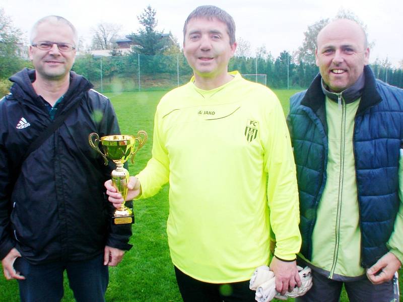 Při předání poháru zleva předseda OFS Hradec Martin Zbořil, kapitán FC Nový Hradec Václav Vašata a místopředseda OFS Hradec Vladan Haleš.