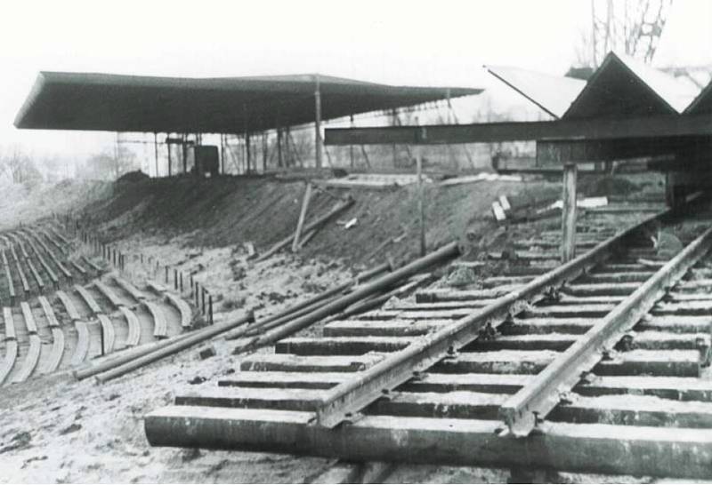 Budování tribuny na začátku roku 1966.
