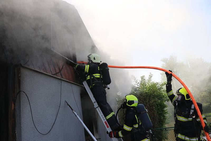 V hradeckých Svinarech včera prakticky shořela chata. Škodu odhadují hasiči na dva miliony korun.