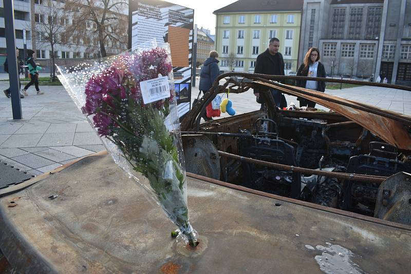 Hradeckou expozici připomínající hrůzy války na Ukrajině poškodil neznámý vandal.