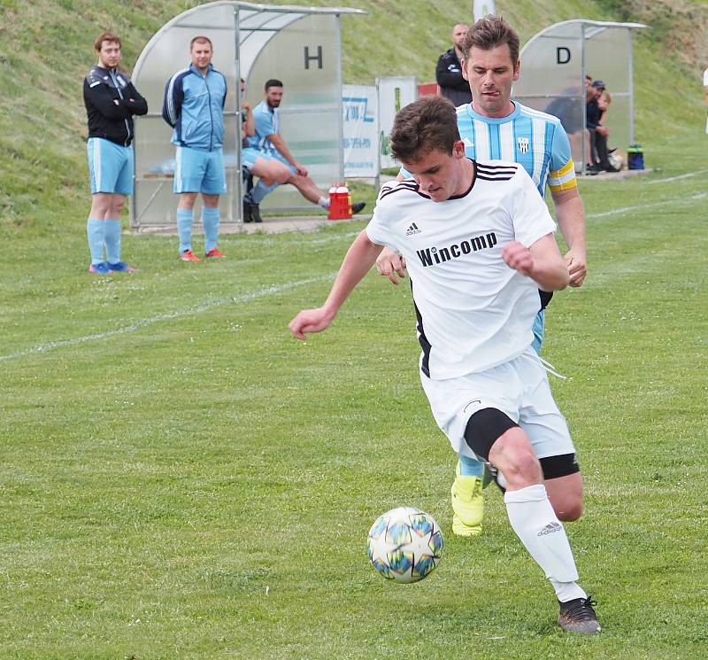 Šlágr III. třídy Sendražice (v bílém) vs. Nový Hradec Králové B (2:2).