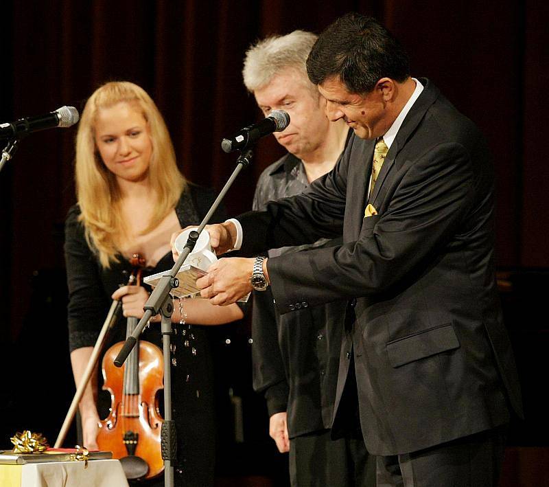 Jaroslav Svěcený v hradecké Filharmonii odstartoval své narozeninové turné (19. listopadu 2010).