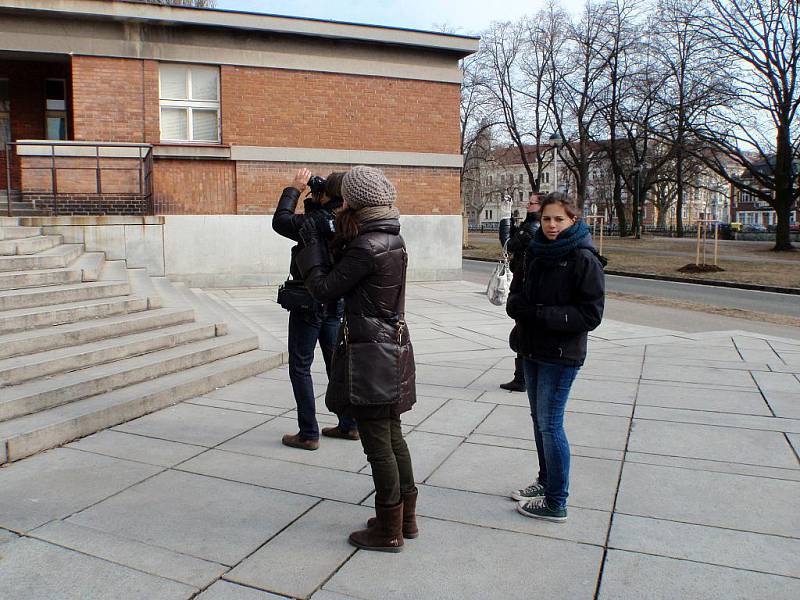 Italští studenti fotí Gočárovy stavby