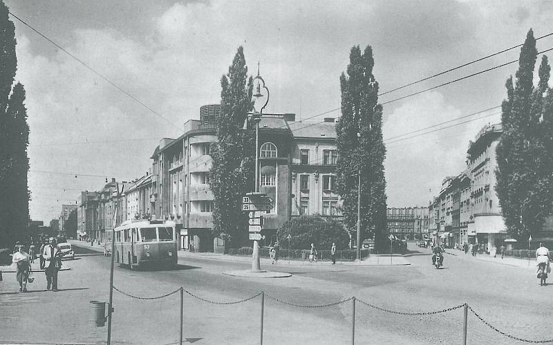 TROLEJBUS VETRA-ČKD REKLAMNÍ AUTOMOBIL č. 53 projíždějící v roce 1952 dnešním náměstím Svobody z Gočárovy třídy, vpravo vidíme ulici Švehlovu.