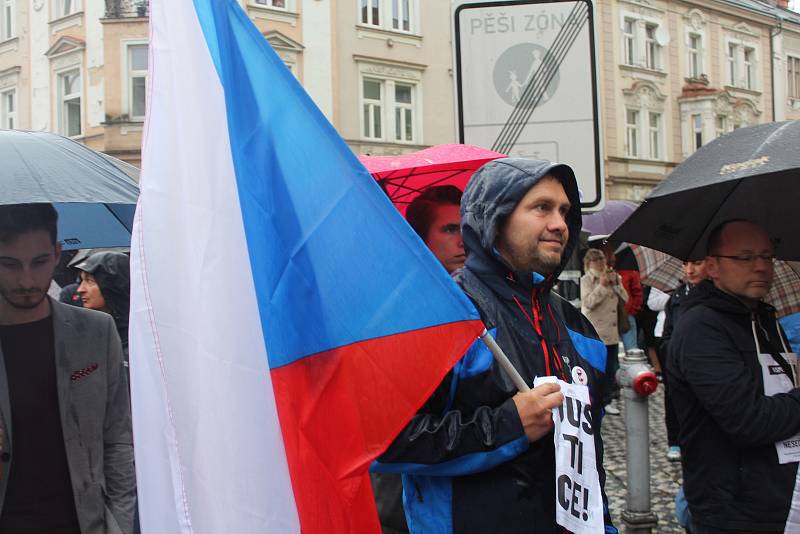 Na dvě stovky lidí se sešlo na hradeckém náměstí T. G. Masaryka, aby protestovali proti Andreji Babišovi.