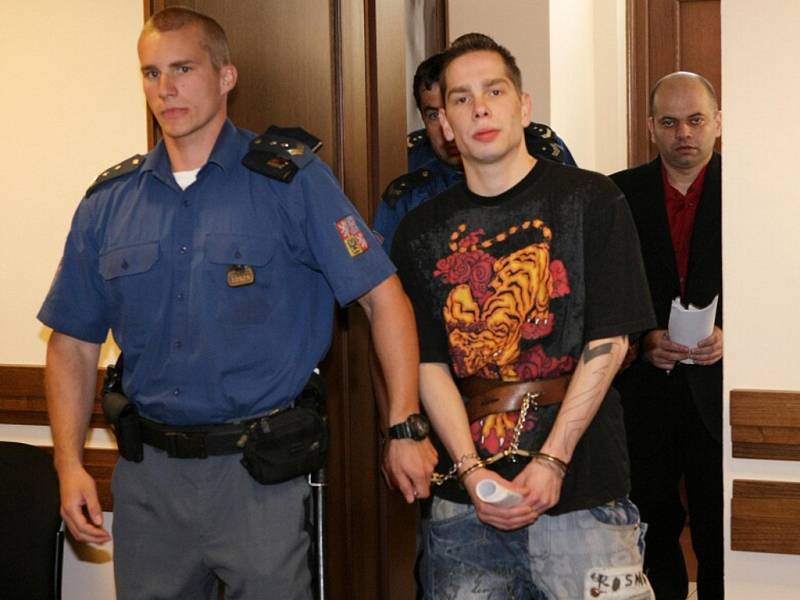 Róbert Herák, Zuzana Daněková, Dávid Kovačič a Jozef Lupták se u Krajského soudu v Hradci Králové zpovídají ze série krádeží.