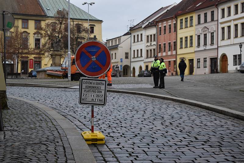 Na Velké náměstí doputoval dopoledne smrk ztepilý z městských lesů.