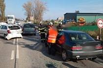 Dopravní nehoda tří aut u Lochenic.
