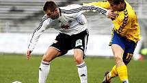 Fotbal, II. liga: FC Hradec - Jihlava (0:1). Na snímku hradecký Radek Bukač (vlevo) a Petr Tlustý.