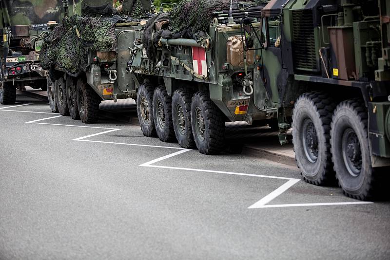 Konvoj americké armády projíždí Českou republikou - zachycen na hraničním přechodu v Náchodě.