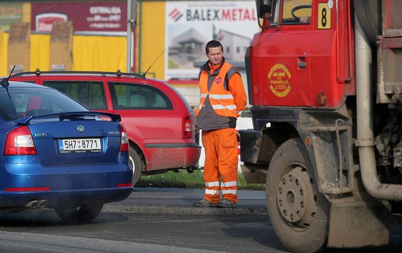 Dopravní komplikace v souvislosti s opravou frekventovaného kruhového objezdu u ČKD v Hradci Králové.