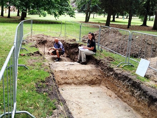 Archeologové našli pod Kubištovými sady staré cesty i cihly  z opevnění.