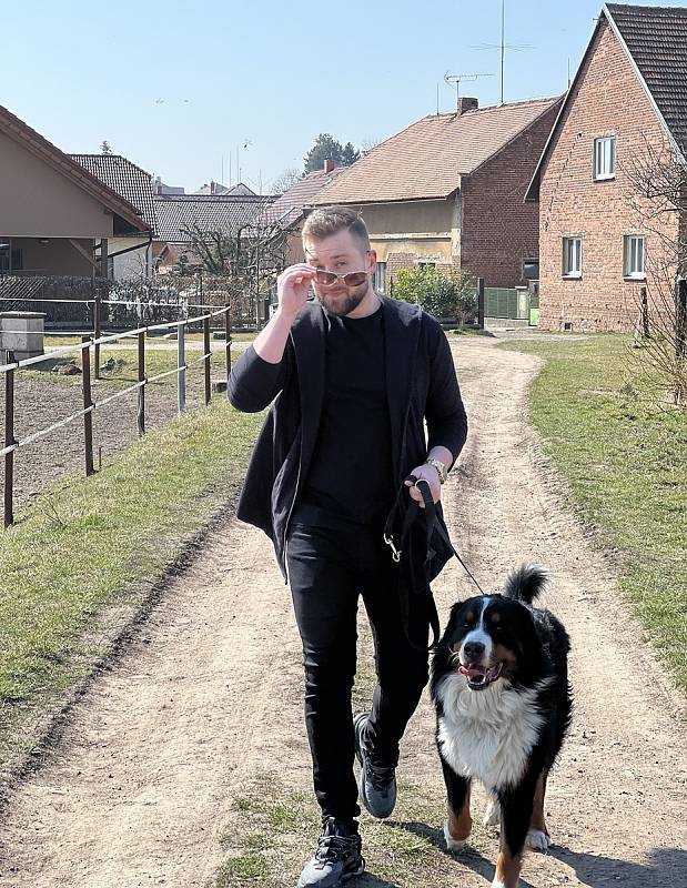 Jiří Halamka na procházce se psem v rodných Stěžerách u Hradce Králové