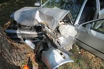 Konec letošního srpna - dvaapadesátiletá řidička narazila do stromu na silnici třetí třídy v Běcharech na Jičínsku. Se zraněními skončila v nemocnici.