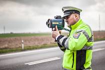 Puškový radar na měření rychlosti Policie ČR. Ilustrační foto. 