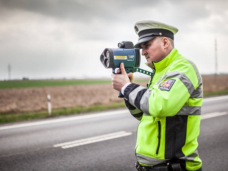 Puškový radar na měření rychlosti Policie ČR v Královéhradec­kém kraji.