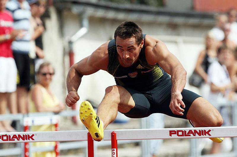 NAD PŘEKÁŽKAMI Roman Šebrle sprintoval v čase 14,49. Kouli poslal v Týništi do vzdálenosti 15,28 a disk 48,18 metru. 