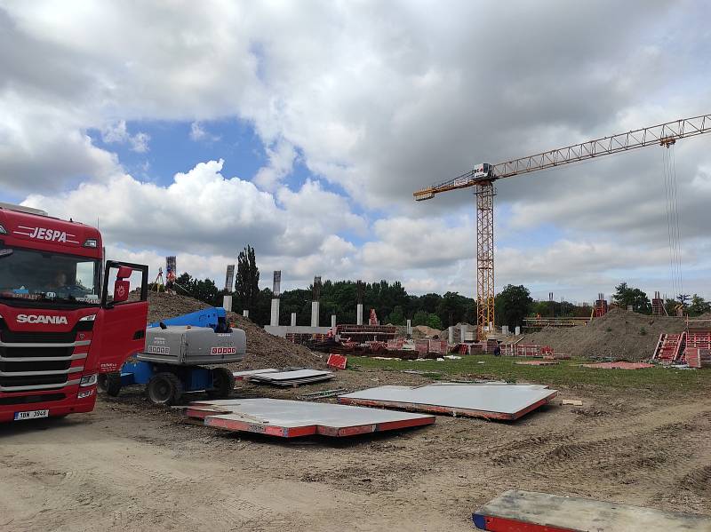 Pojďte se s námi podívat na stavbu nového sportovního svatostánku v Hradci Králové. Stavba multifunkční arény pro 9 300 diváků roste jako z vody. Hotovo má být v létě příštího roku.