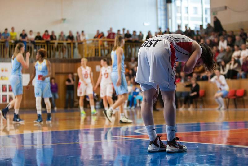 Ženská basketbalová liga - finále play off: TJ Sokol Hradec Králové - ZVVZ USK Praha.