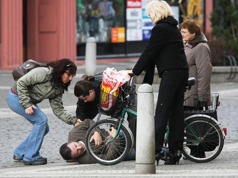 Na Čelakovské ulici v Hradci Králové se odehrál test první pomoci. Akci spolu s Červeným křížem organizoval Hradecký deník.