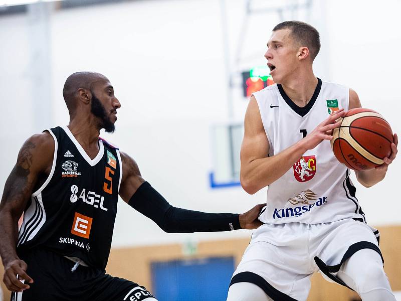 Kooperativa NBL: Královští sokoli - ČEZ Basketball Nymburk.