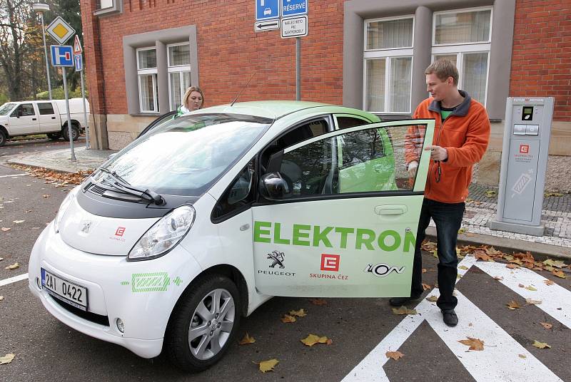 Předváděcí jízda elektromobilu v Hradci Králové.