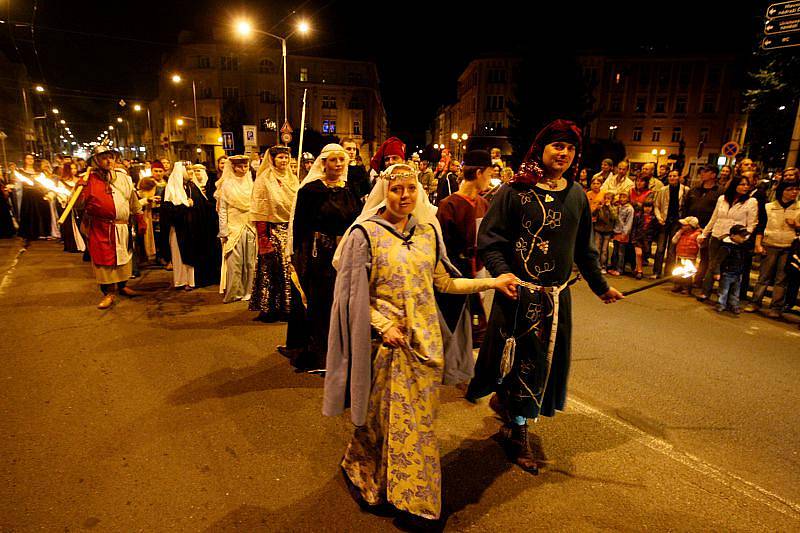 Slavnosti královny Elišky 2010: Večerní ohňový průvod městem z náměstí Svobody na Velké náměstí.