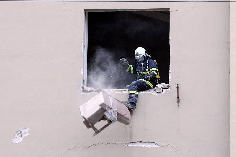 Výbuch plynu ve Střelecké ulici v Hradci Králové zabil a zranil lidi, poničil domy a majetek.