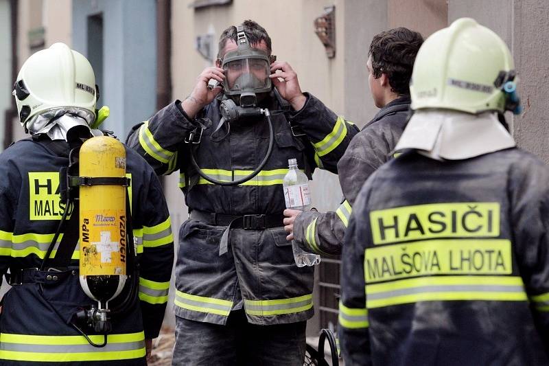 Výbuch plynu ve Střelecké ulici v Hradci Králové zabil a zranil lidi, poničil domy a majetek.