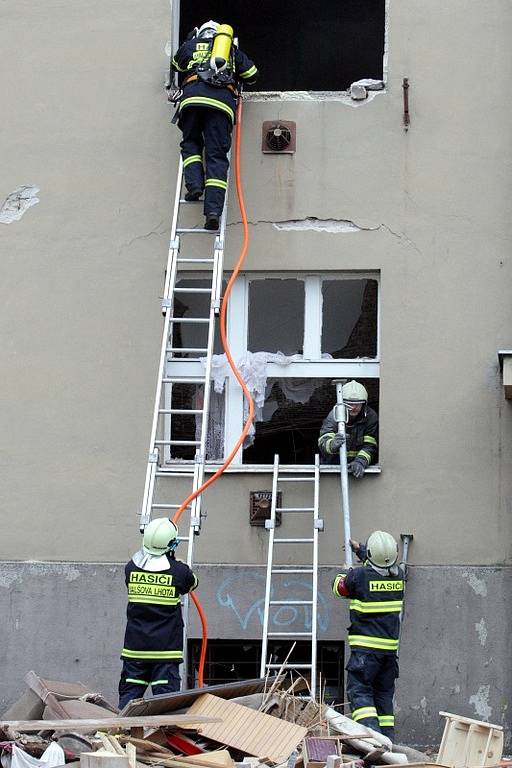 Výbuch plynu ve Střelecké ulici v Hradci Králové zabil a zranil lidi, poničil domy a majetek.