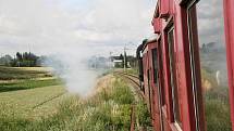 Sobotní jízda historické soupravy Společnosti železniční výtopny Jaroměř, kterou táhla lokomotiva z roku 1937 přezdívaná Velký Bejček.