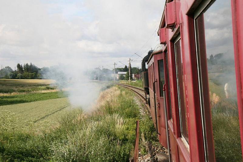 Sobotní jízda historické soupravy Společnosti železniční výtopny Jaroměř, kterou táhla lokomotiva z roku 1937 přezdívaná Velký Bejček.