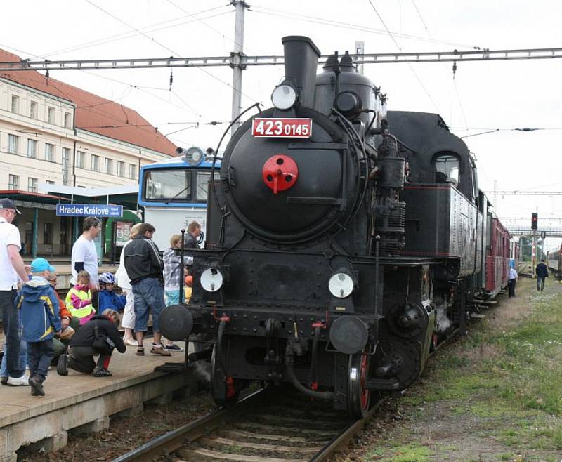 Sobotní jízda historické soupravy Společnosti železniční výtopny Jaroměř, kterou táhla lokomotiva z roku 1937 přezdívaná Velký Bejček.